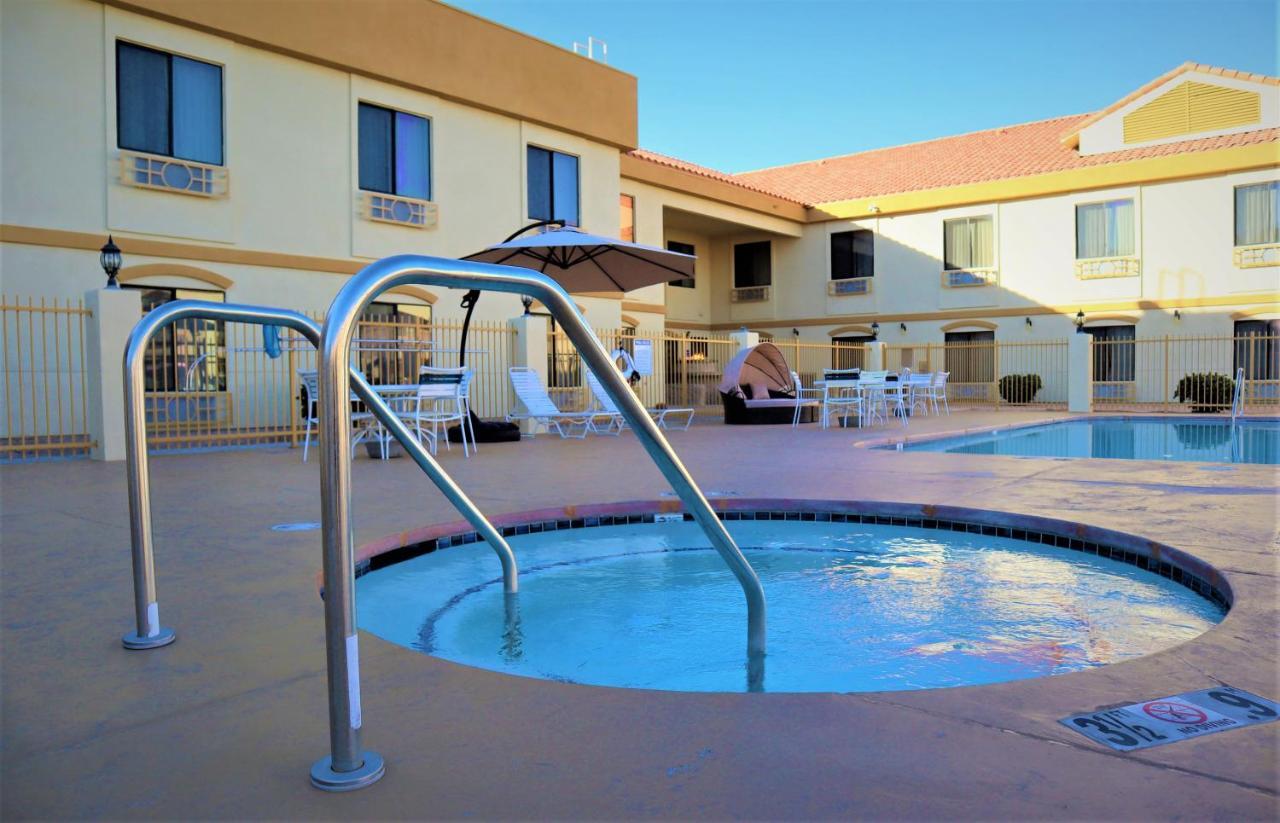 Oasis Inn And Suites 29 Palms Hotel Joshua Tree National Park Twentynine Palms Bagian luar foto