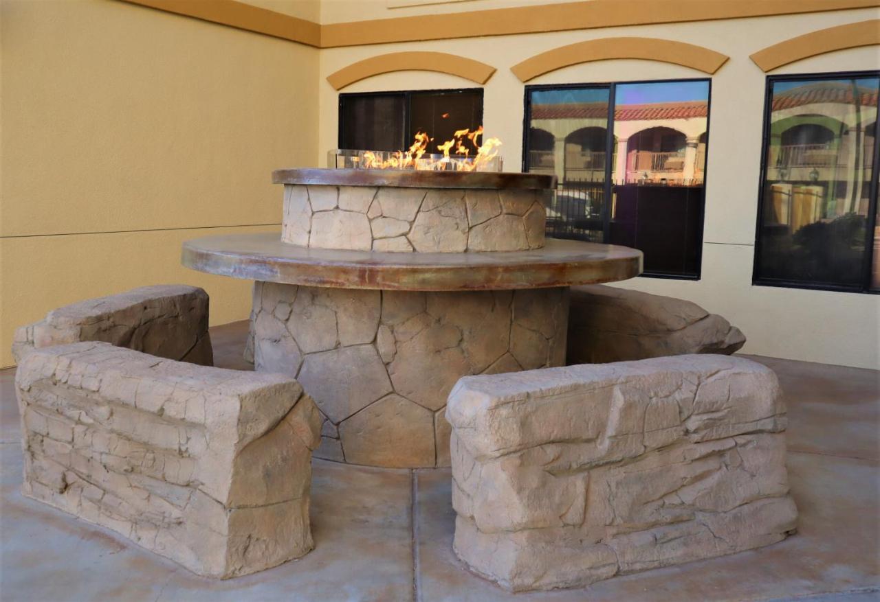 Oasis Inn And Suites 29 Palms Hotel Joshua Tree National Park Twentynine Palms Bagian luar foto
