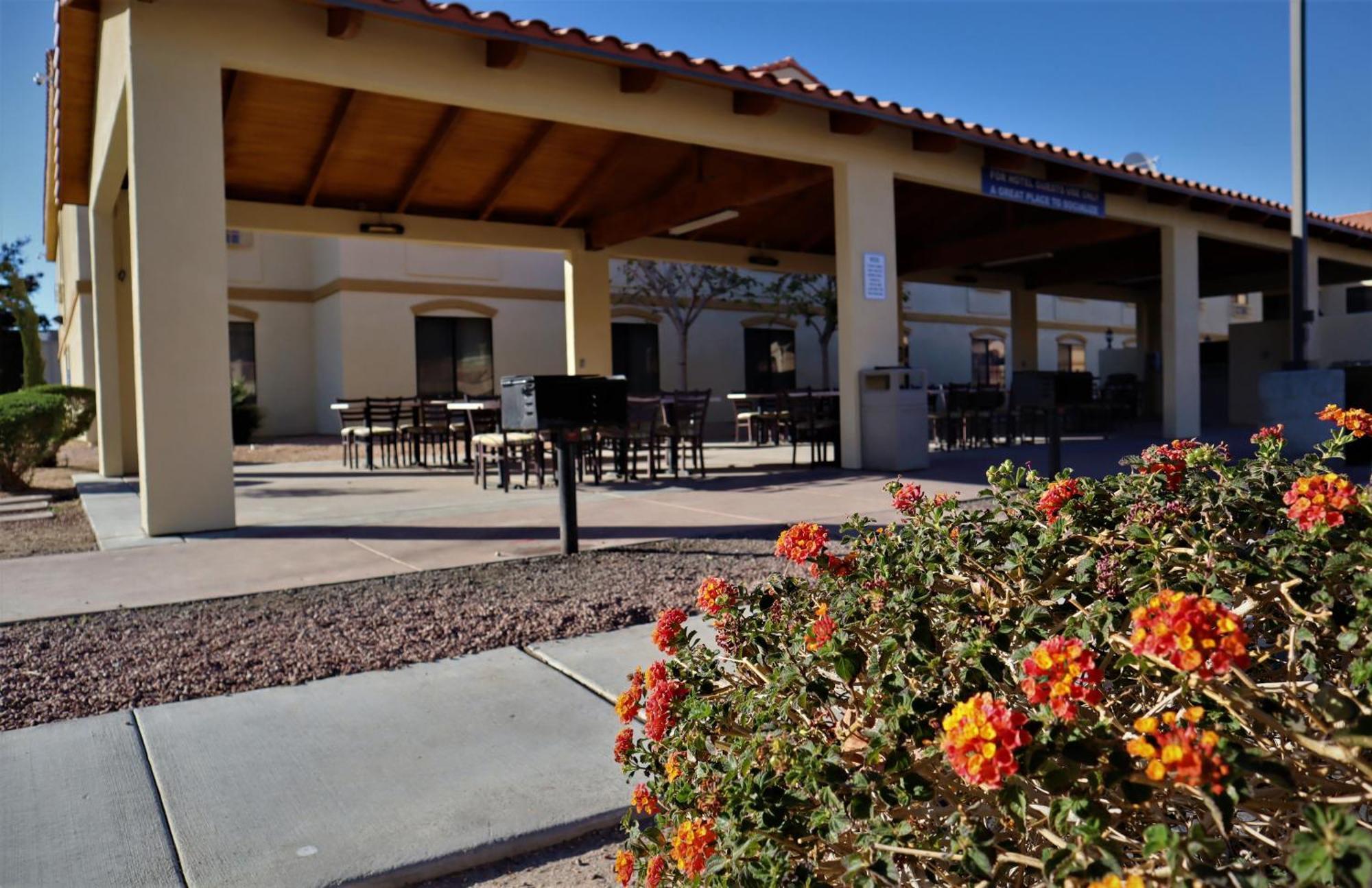 Oasis Inn And Suites 29 Palms Hotel Joshua Tree National Park Twentynine Palms Bagian luar foto